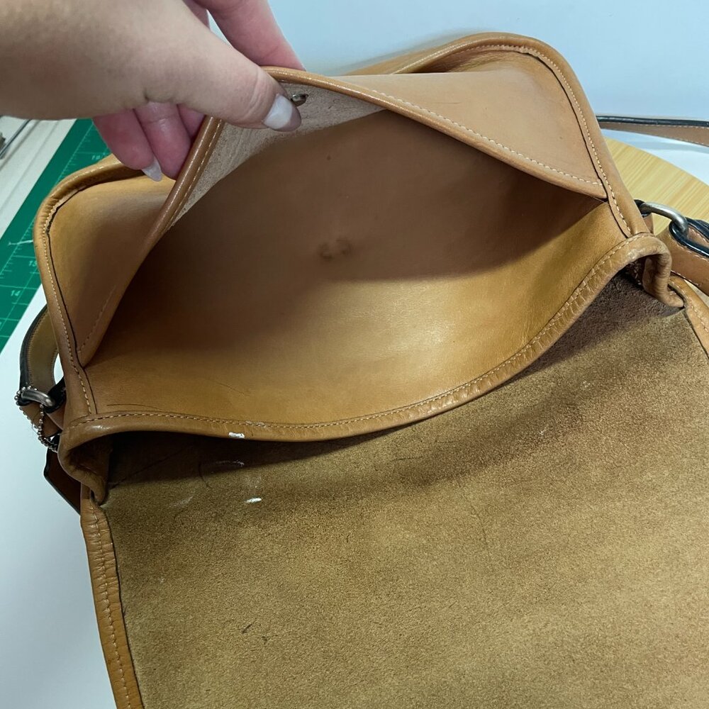 Vintage Coach 9790 City Bag Tan Leather Purse Shoulder Crossbody Brass Kiss Lock - Picture 10 of 13